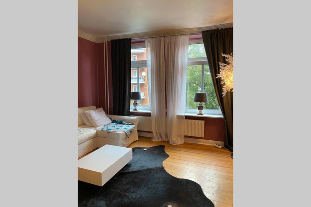 Ferienwohnung Perfekter Altbaucharme in zentraler Lage ! Kiel Exterior foto
